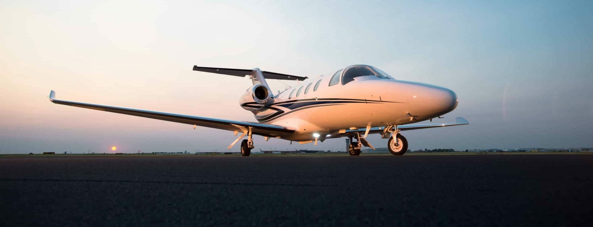 Cessna Citation à terre couché de soleil