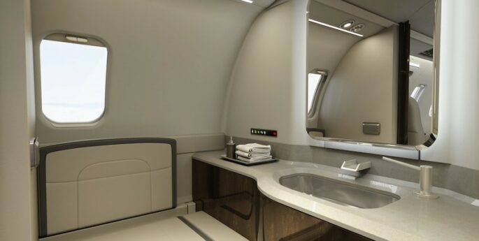 Jet privé Learjet 75, salle de bain blanche