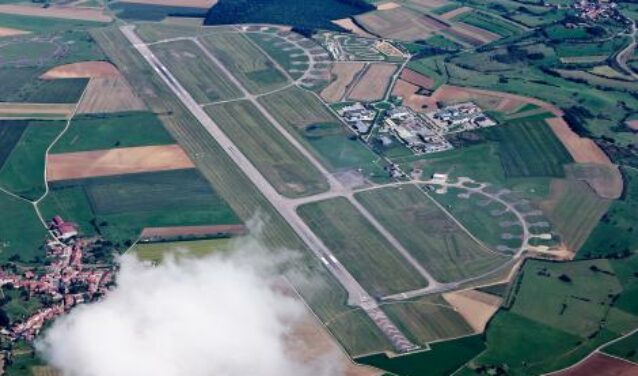 location de jet privé : vue aérienne d'aérodrome, Epinal Mirecourt