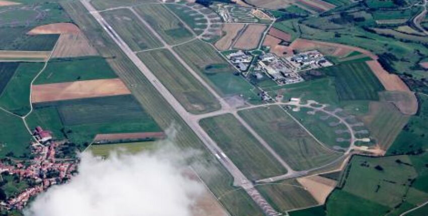 location de jet privé : vue aérienne d'aérodrome, Epinal Mirecourt