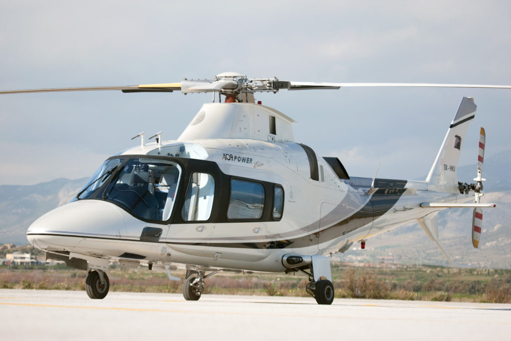 Hélicoptère Agusta 109 blanc sur le tarmac