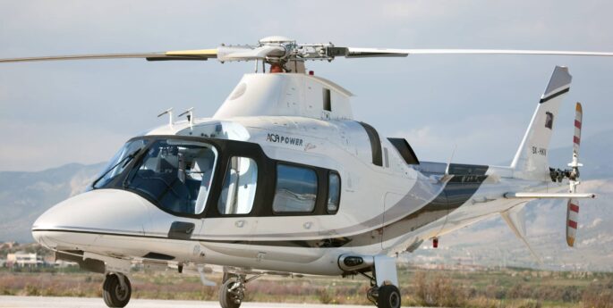 Hélicoptère Agusta 109 blanc sur le tarmac