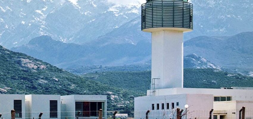 **location jet privé** Calvi Sainte-Catherine, montagne et tour de contrôle.