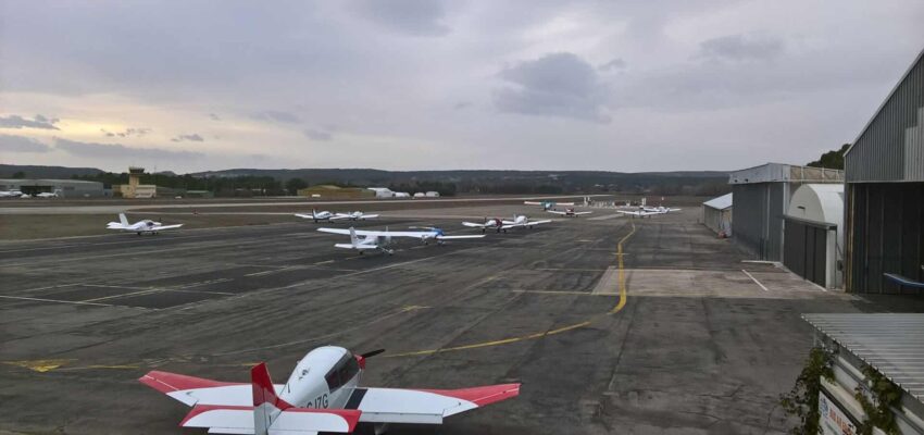 Location jet privé - Petit avion sur le tarmac.