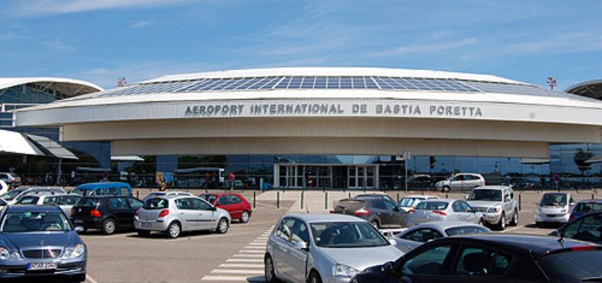 Aéroport International de Bastia Poretta avec voitures garées.