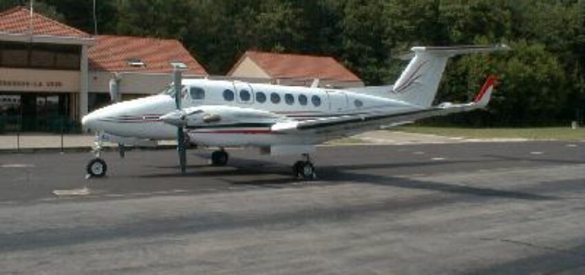 Location de jet privé : avion blanc sur le tarmac.
