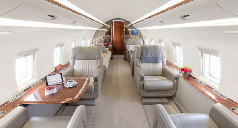 Jet privé cabine intérieure blanche et grise Challenger 604