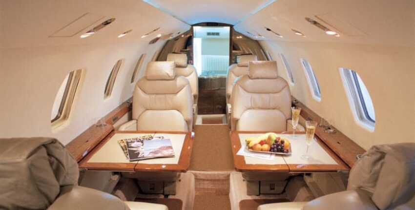 **emplacement jet privé, Citation VII intérieur luxueux, siège cuir taupe**