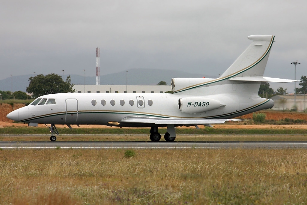 Jet privé Falcon 20 intérieur beige avec nourriture sur la table