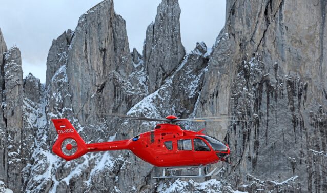 Hélicoptère rouge montagne