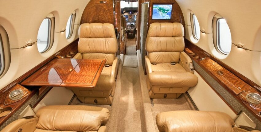 location jet privé, intérieur Hawker 750, beige et bois