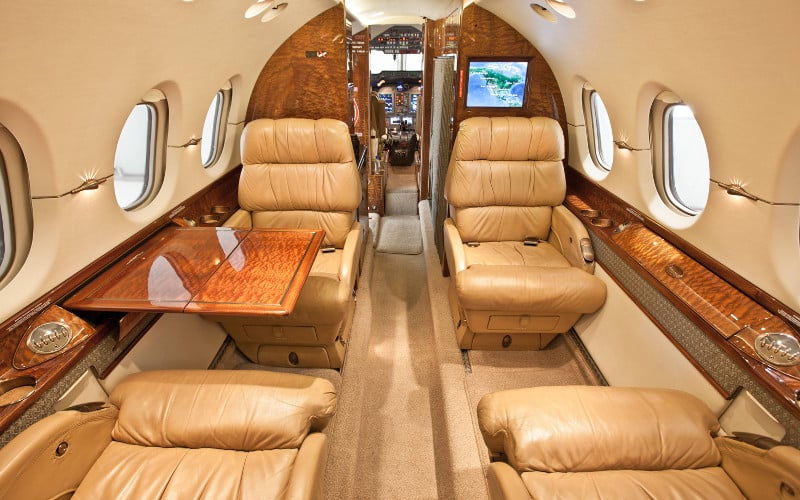 location jet privé, intérieur Hawker 750, beige et bois
