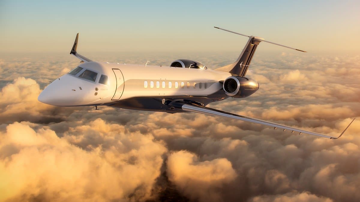 Jet privé Falcon 20 intérieur beige avec nourriture sur la table