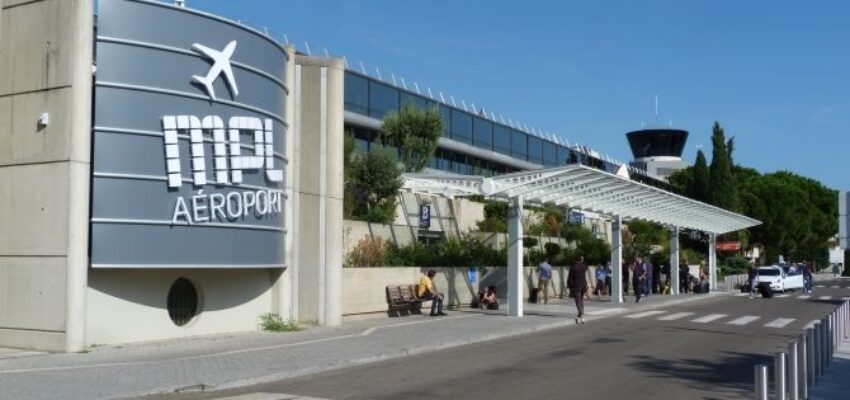 Vue extérieure de l'aéroport avec ciel bleu clair.