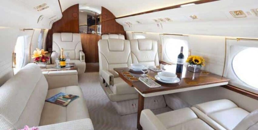 Location de jet privé, intérieur luxueux, sièges en cuir blanc.