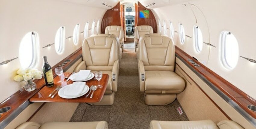 Location de jet privé: Intérieur en cuir beige luxueux.