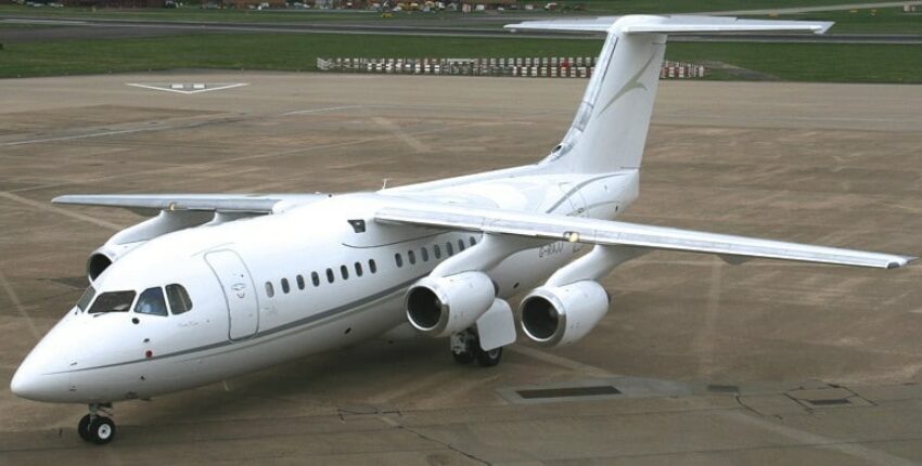Location de jet privé : Avro RJ 85 blanc sur tarmac.