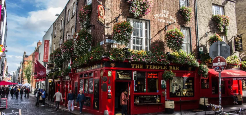 Temple Bar Dublin, fleurs et pavés charmants.