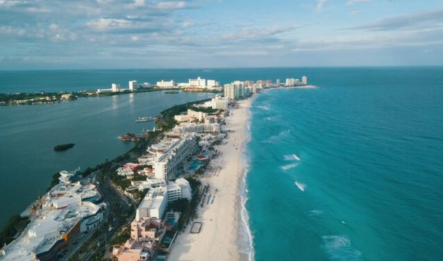 Cancun : plages, océans bleus, immeubles modernes.