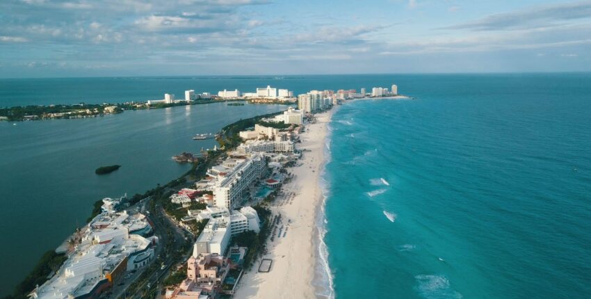 Cancun : plages, océans bleus, immeubles modernes.