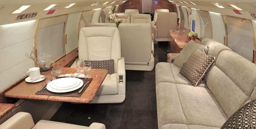 ```texte brut
Alt : location de jet privé - GULFSTREAM G300 intérieur luxueux.
```