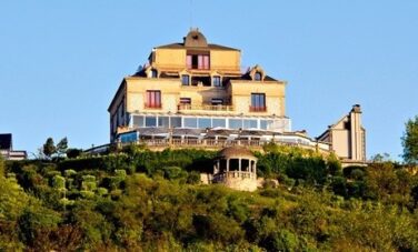 **Domaine de la Corniche:** Maison sur colline, hélicoptère, gazebo.