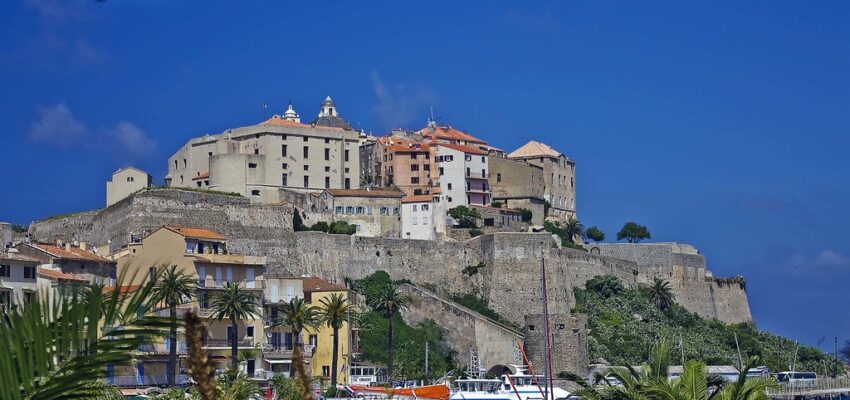 Calvi : Paris - Calvi - Fort historique sur colline