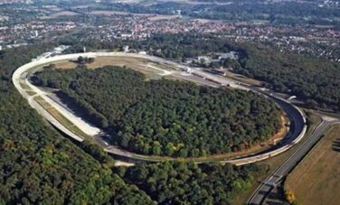 Circuit de Montlhéry entouré de forêt et d'habitations.