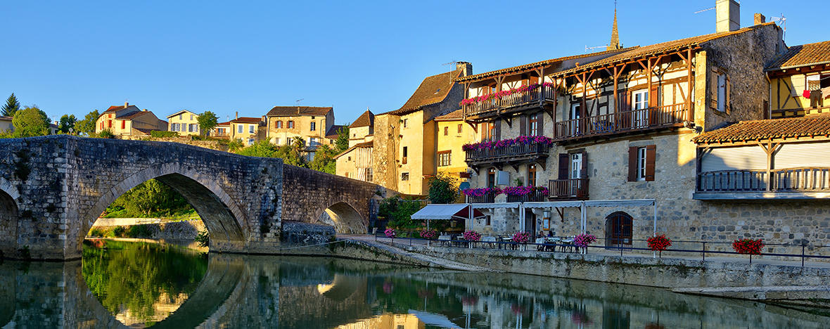 Auch, village pittoresque reflété dans la rivière paisible.