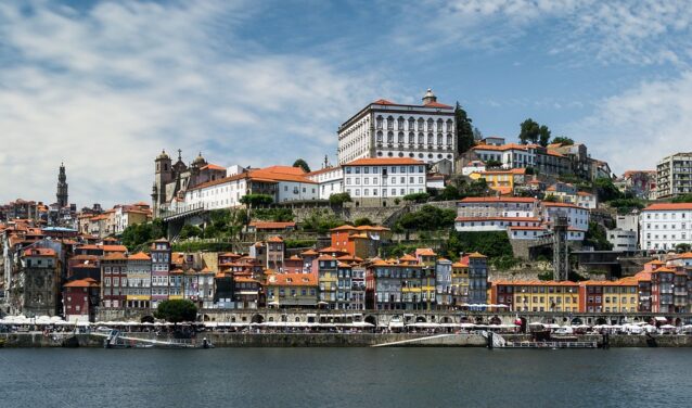 Vue de Porto avec bâtiments colorés et architecture historique.