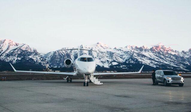 Un jet privé et une voiture du luxe au milieu des montagnes