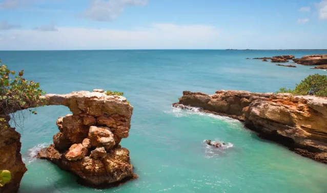 Cabo Rojo : Roches, eaux turquoise et ciel bleu.
