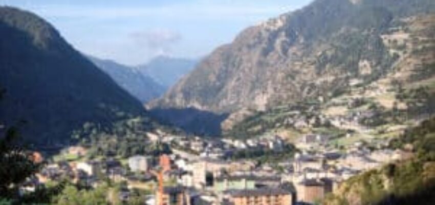 Vue panoramique Andorre-La Seu, ville vallonnée.