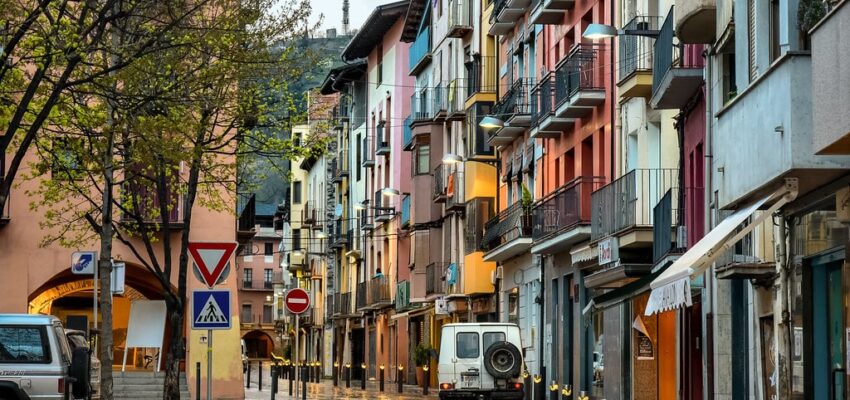 Jet privé Andorre-La Seu : rue colorée et humide.