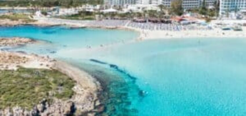 **Requête SEO ciblée par Yoast SEO : Plage sereine à Chypre**

Balise alternative pour l'image : Plage sereine à Chypre, vue aérienne