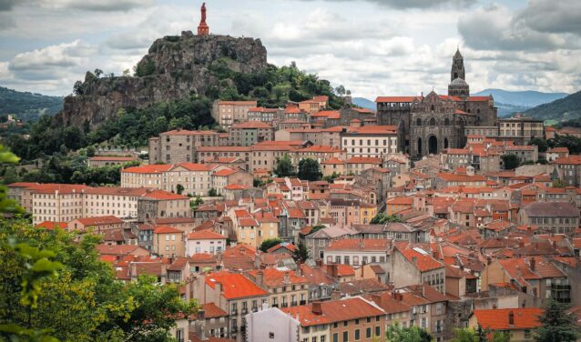Private plane and helicopter rental in Le Puy Loudes