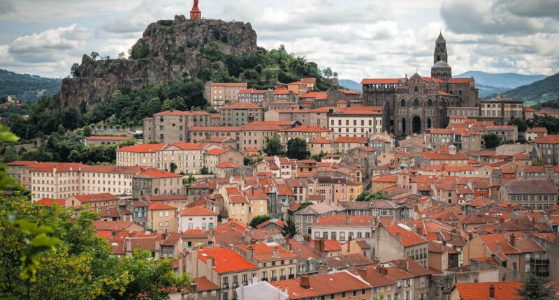 Private plane and helicopter rental in Le Puy Loudes