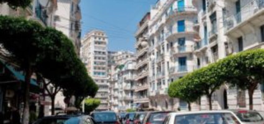 location de jet privé : rue animée d'Alger avec avion.