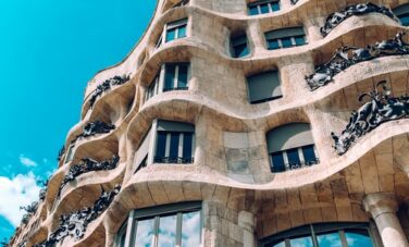 Rapatriement sanitaire en Espagne, bâtiment élégant façade en pierre.