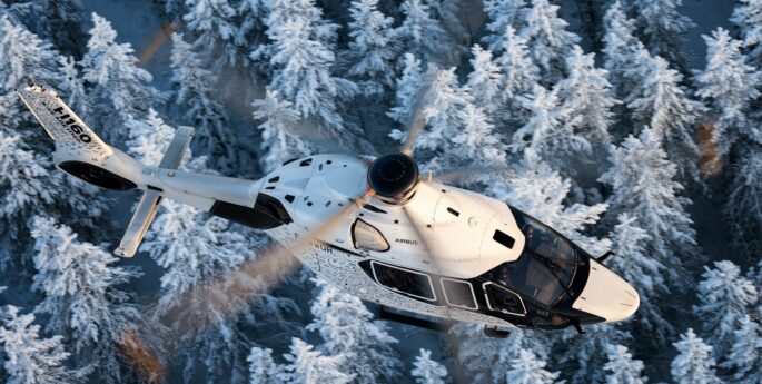 Hélicoptère H160 en vol au dessus des montagnes