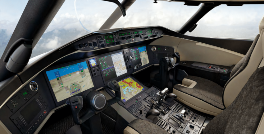 Location de jet privé : cockpit G5500 avec plusieurs écrans