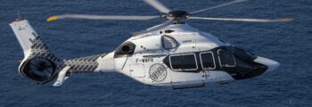 Hélicoptère H160 en vol au-dessus de la mer
