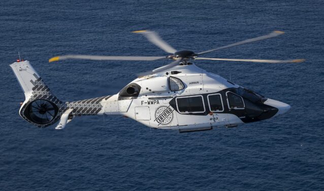 Hélicoptère H160 en vol au-dessus de la mer
