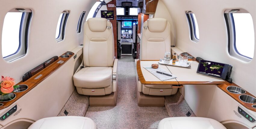 **Texte alternatif** : Location de jet privé - intérieur LEARJET 70 luxueux.