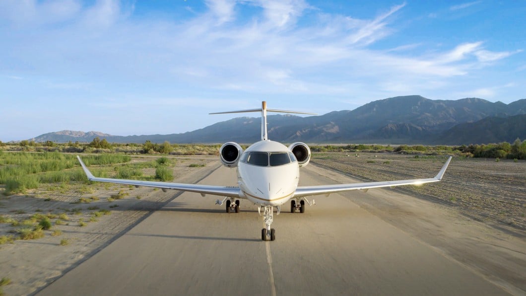 Jet privé Falcon 20 intérieur beige avec nourriture sur la table