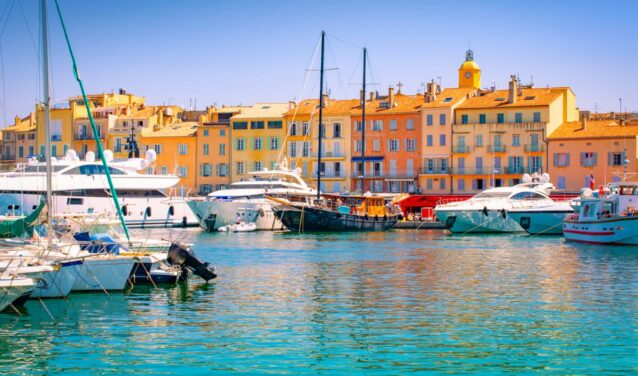 Port en Corse, ensoleillé, voiliers, yachts.