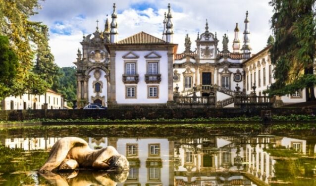 Palais baroque reflété dans un étang, Vila Real.