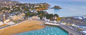 Private jet and helicopter rental in Saint-Brieuc Armor
