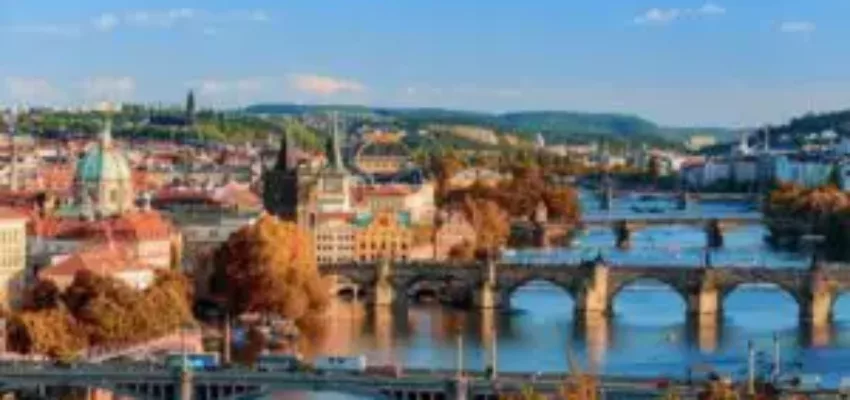 Vue d'automne des ponts de la rivière Vltava à Prague.