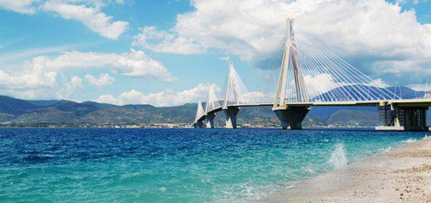 pont sur mer eau bleu turquoise, Patras, Grèce